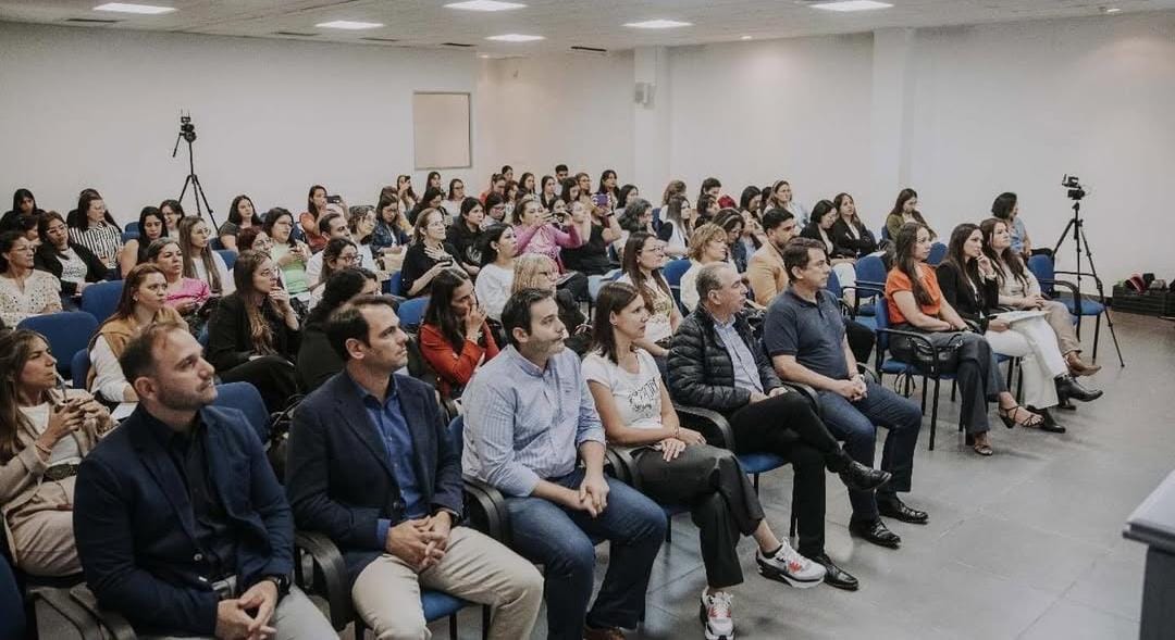 <p>Con más de 200 participantes, comenzó la jornada sobre autismo en Posadas</p>